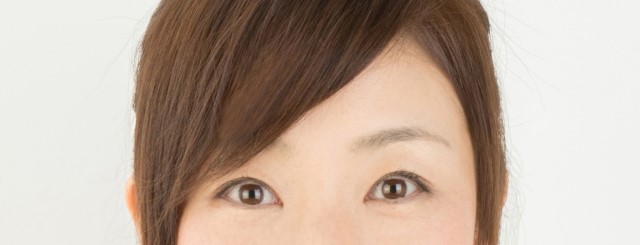 若い女性の目元