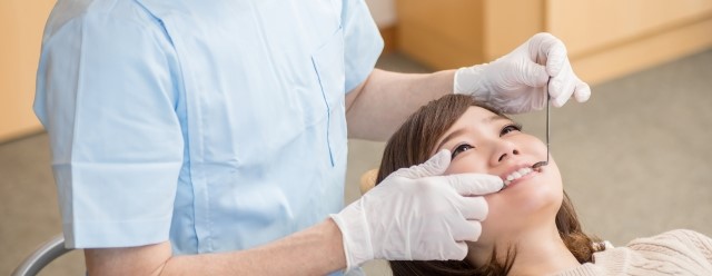 歯医者で治療を受ける女性